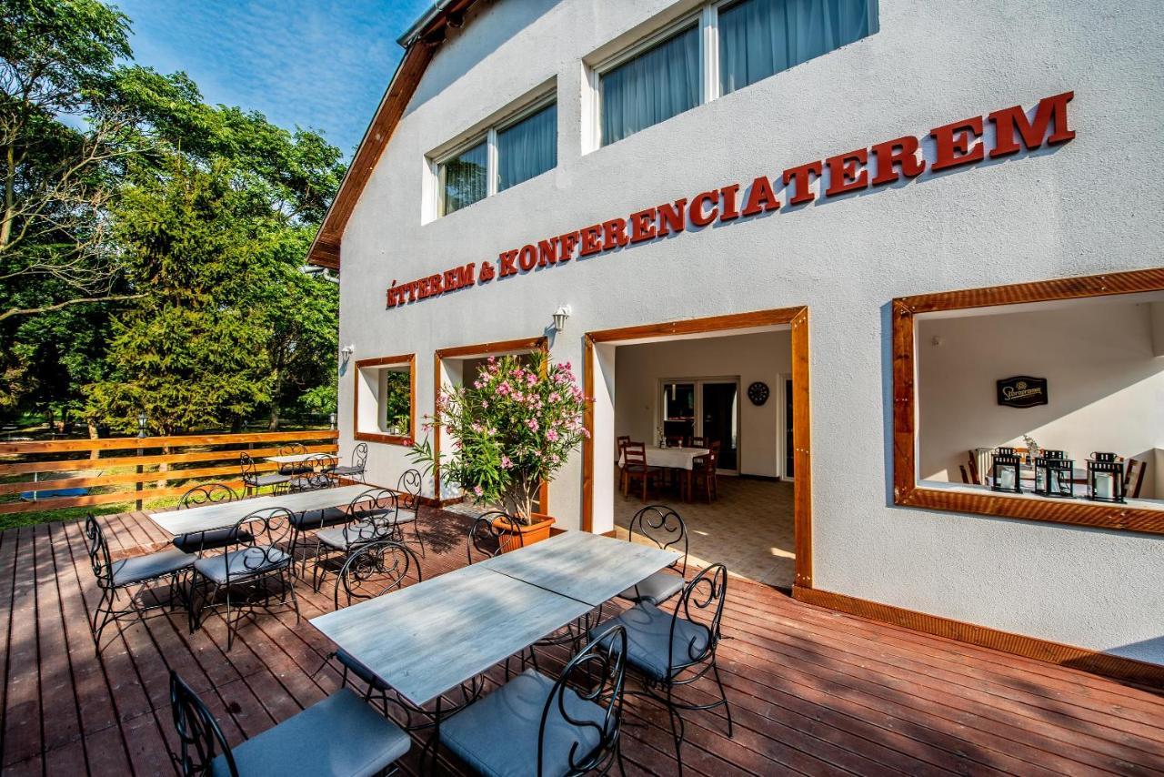 Herczeg Udvarhaz Poroszlo Exterior photo