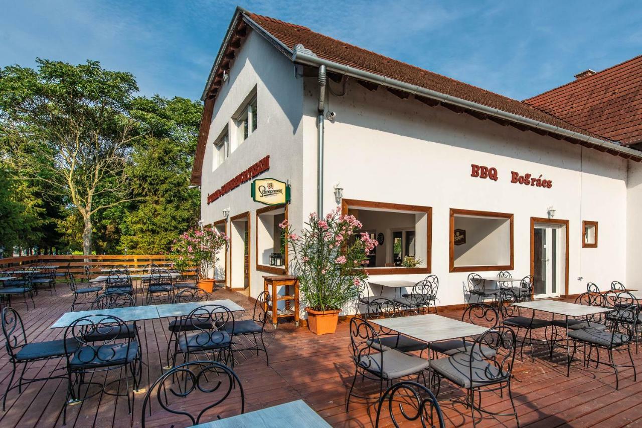 Herczeg Udvarhaz Poroszlo Exterior photo